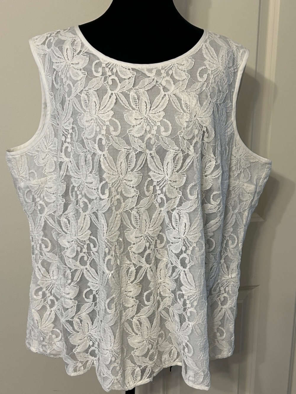 Kasper Full Lined White Lace Shell Top with Pearlized Back Button Closure
